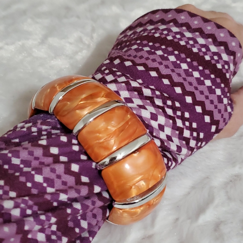 Faux marbleized orange acrylic stretchy silvertone bracelet - Picture 3 of 4